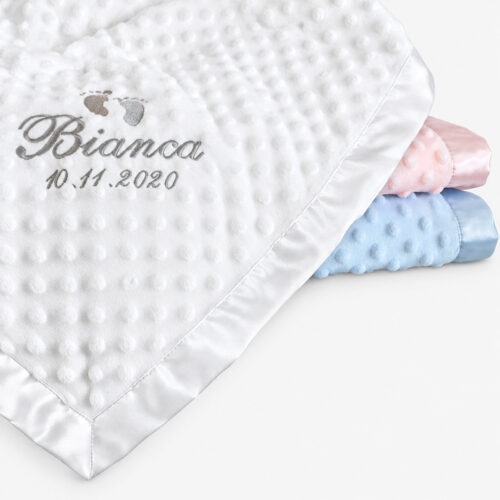 Babyteppe med brodert navn og dato. Velg navn eller egen tekst. Finnes i tre farger.