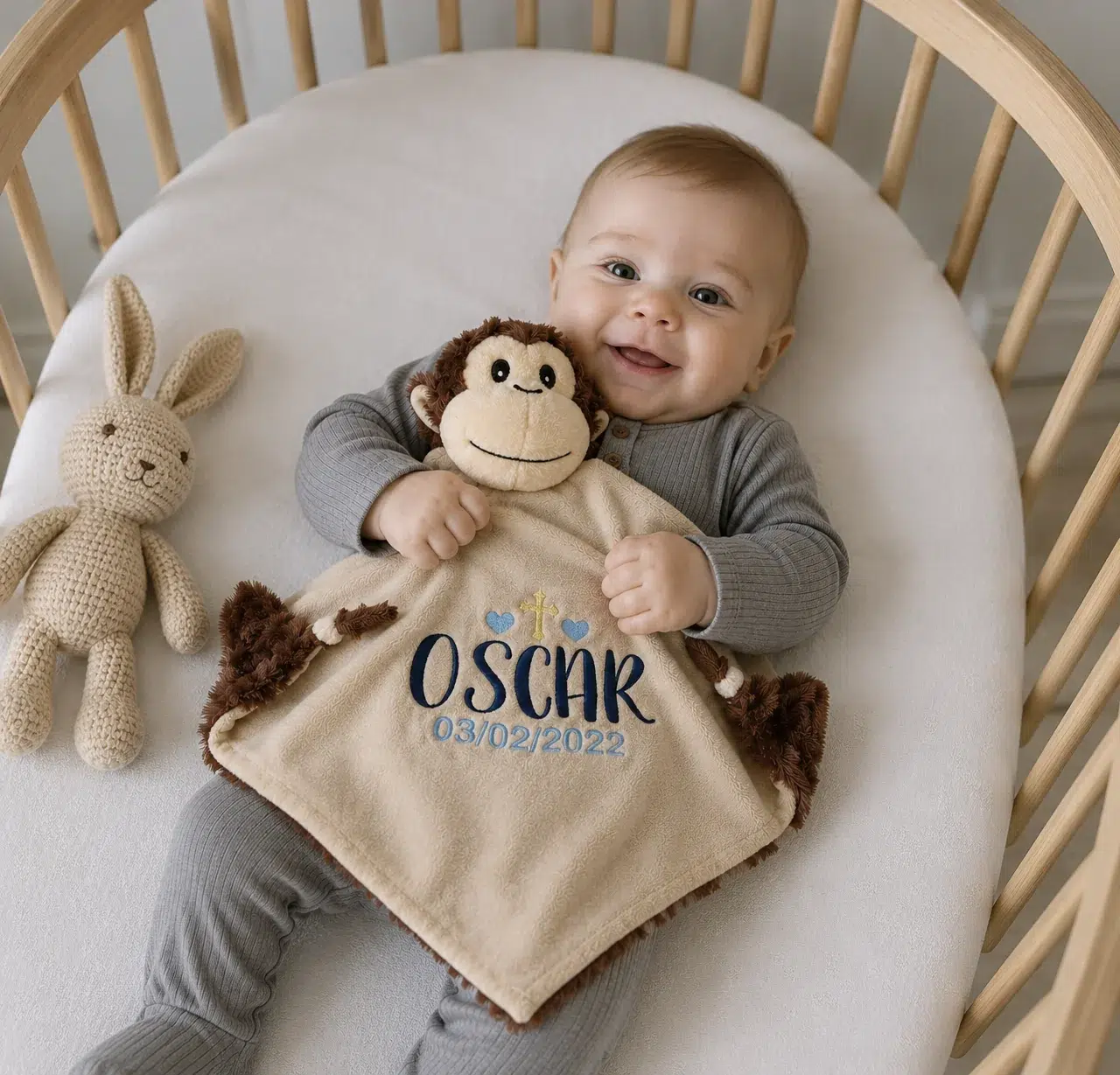 Baby med koseklut med navn