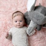 Grå elefant med brodert navn