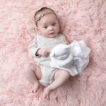 Baby med svøpeteppe med navn