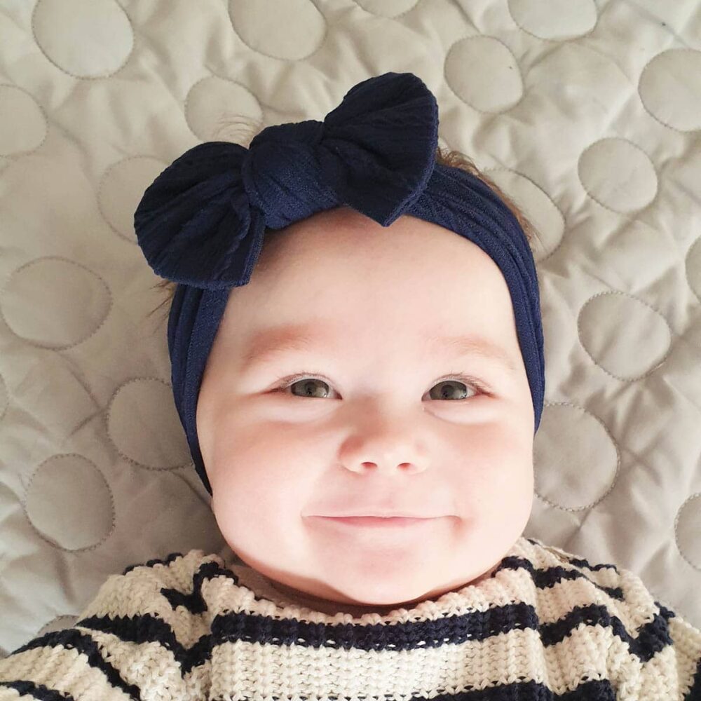 Marineblått hårbånd på en søt baby