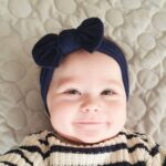Marineblått hårbånd på en søt baby