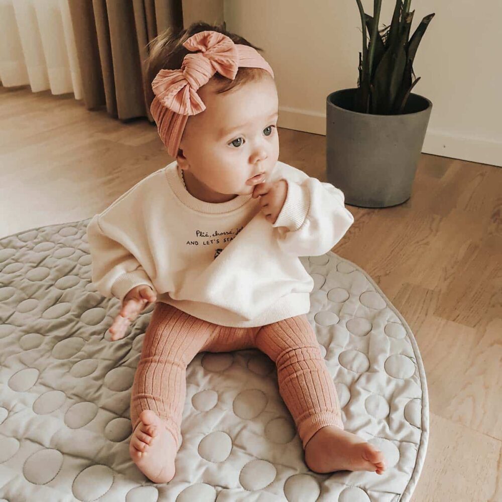 Baby med rosa hårbånd