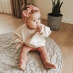 Baby med rosa hårbånd