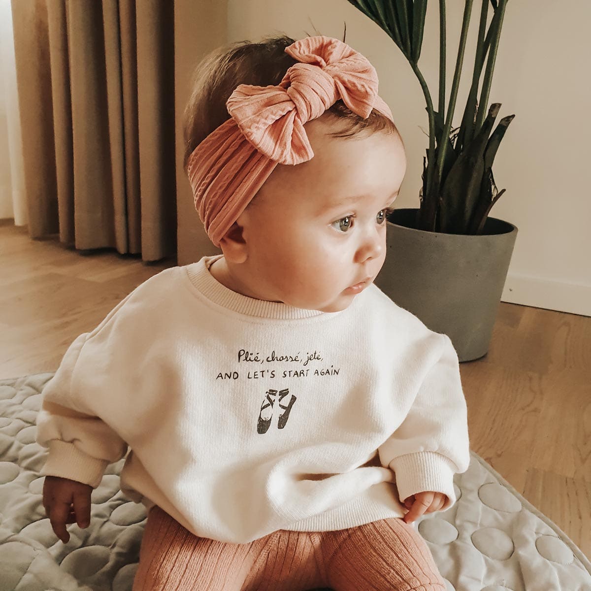 Baby med rosa hårbånd