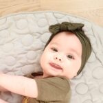 Grønt hårbånd på baby