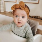 Baby med sennepsgult hårbånd