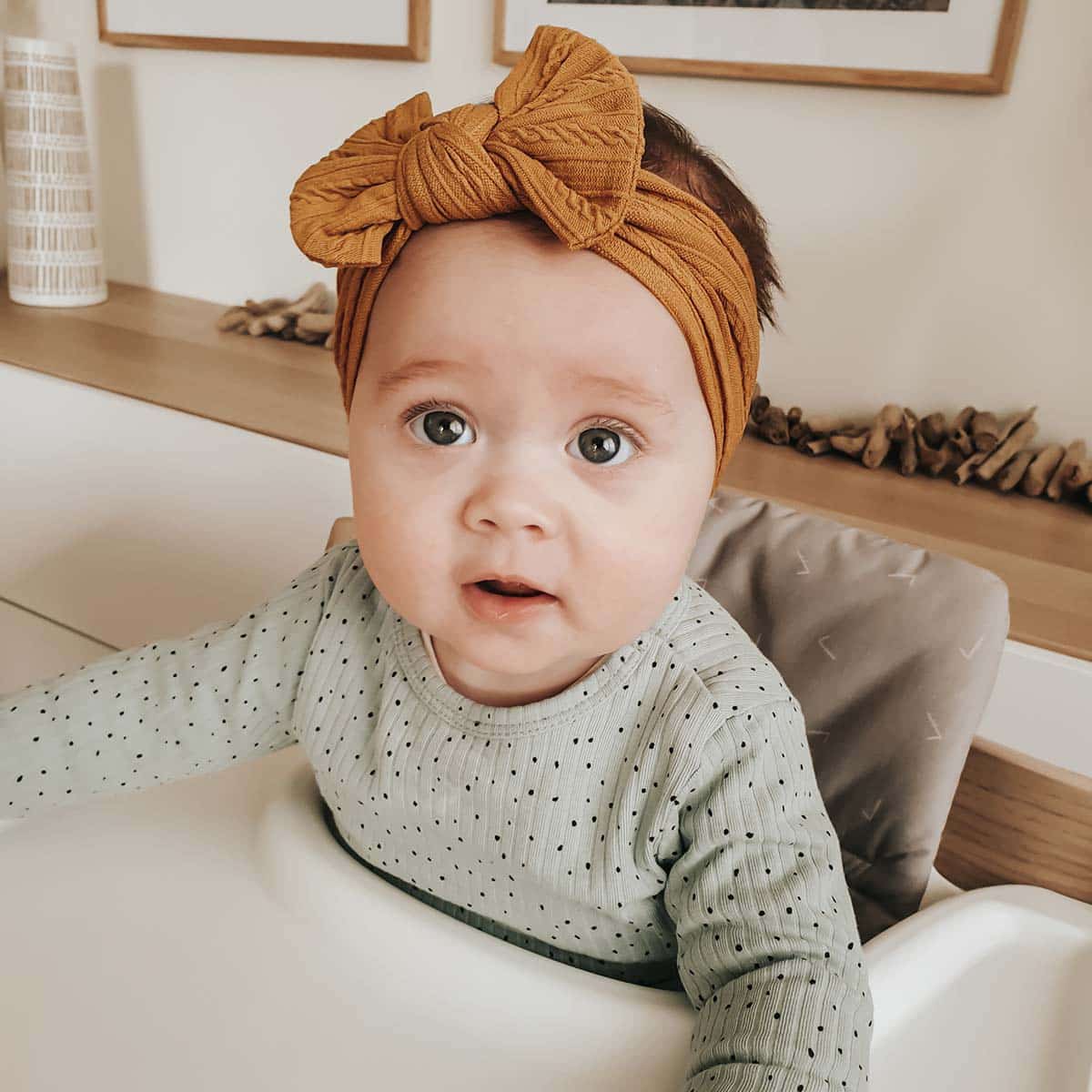 Baby med sennepsgult hårbånd