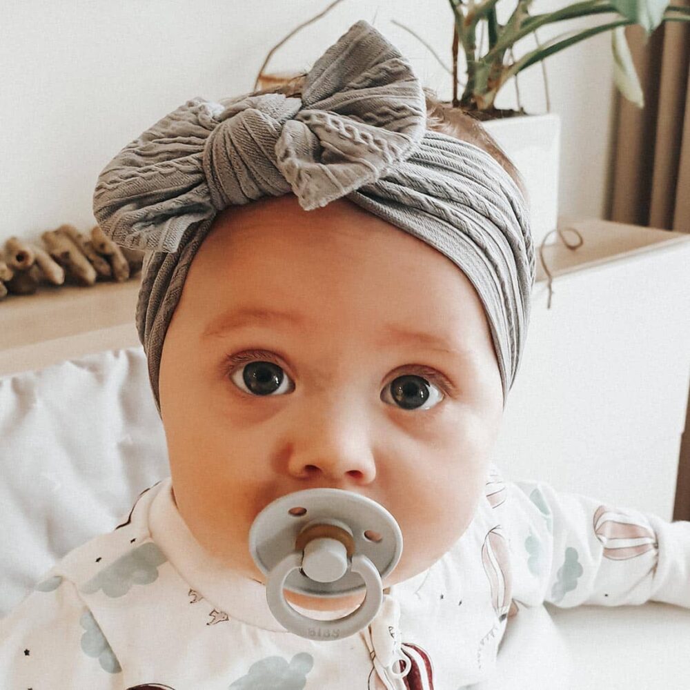 Grått hårbånd i nylon til baby