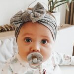 Grått hårbånd i nylon til baby