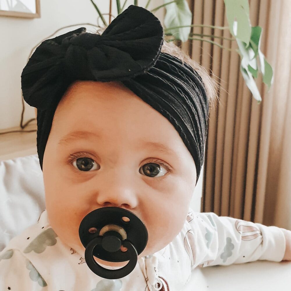 Svart hårbånd i nylon til baby