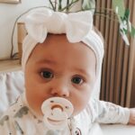 Hvitt hårbånd i nylon til baby