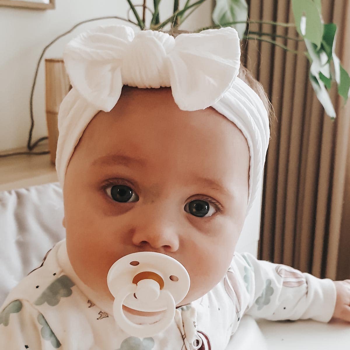 Hvitt hårbånd i nylon til baby