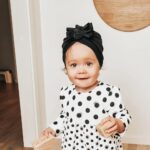 Baby med svart turban
