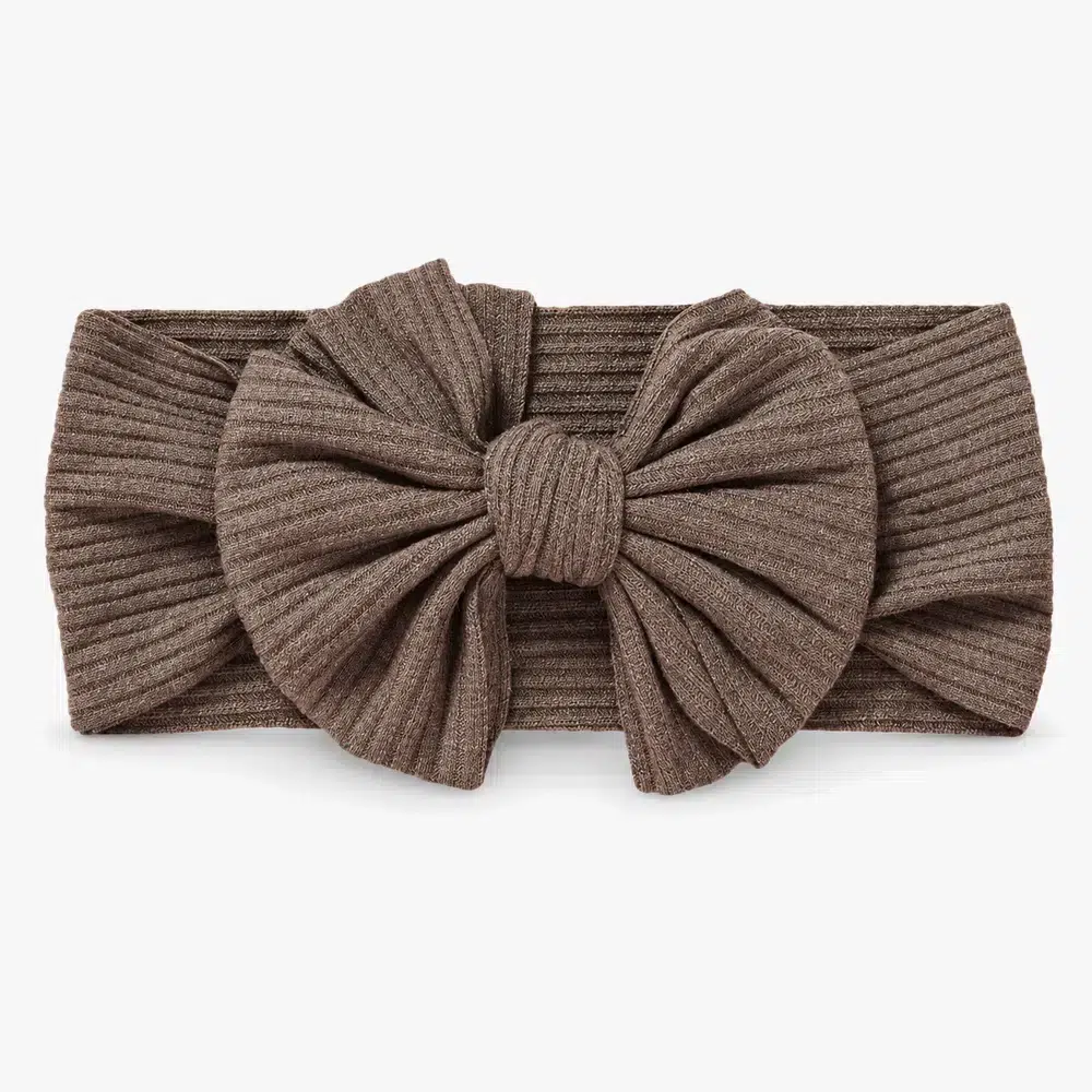 brown-ribbed-bow-headband-hero Lysebrunt ribbestrikket hårbånd til baby – Nordic Rainbow