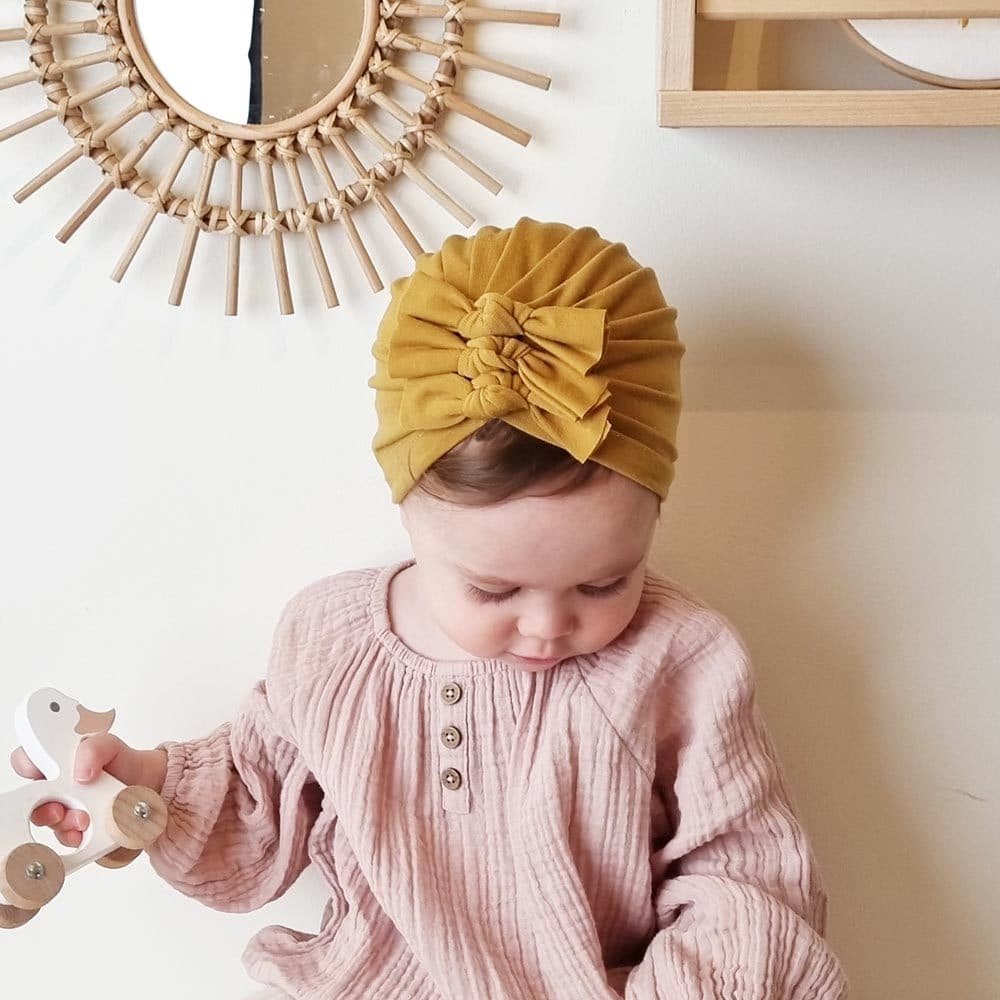 Baby med sennepsgul turban