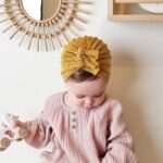 Baby med sennepsgul turban