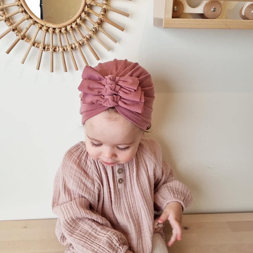 Mellomrosa babyturban sett ovenfra