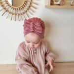 Mellomrosa babyturban sett ovenfra