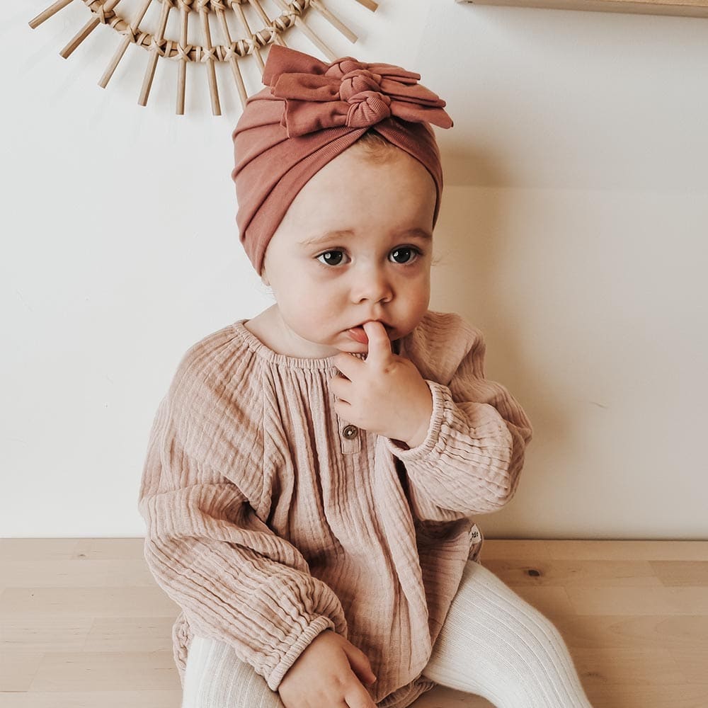 Mellomrosa babyturban sett forfra