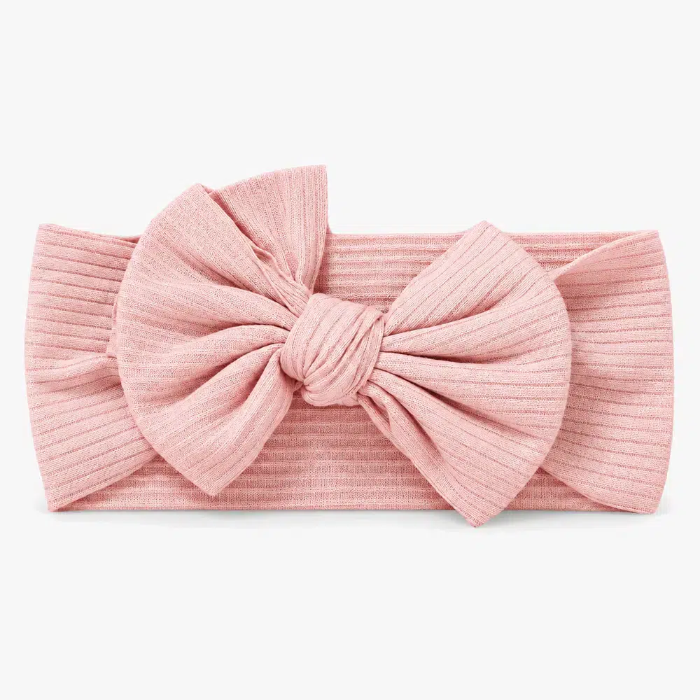 pink-ribbed-bow-headband-hero Lyserosa ribbestrikket hårbånd til baby – Nordic Rainbow