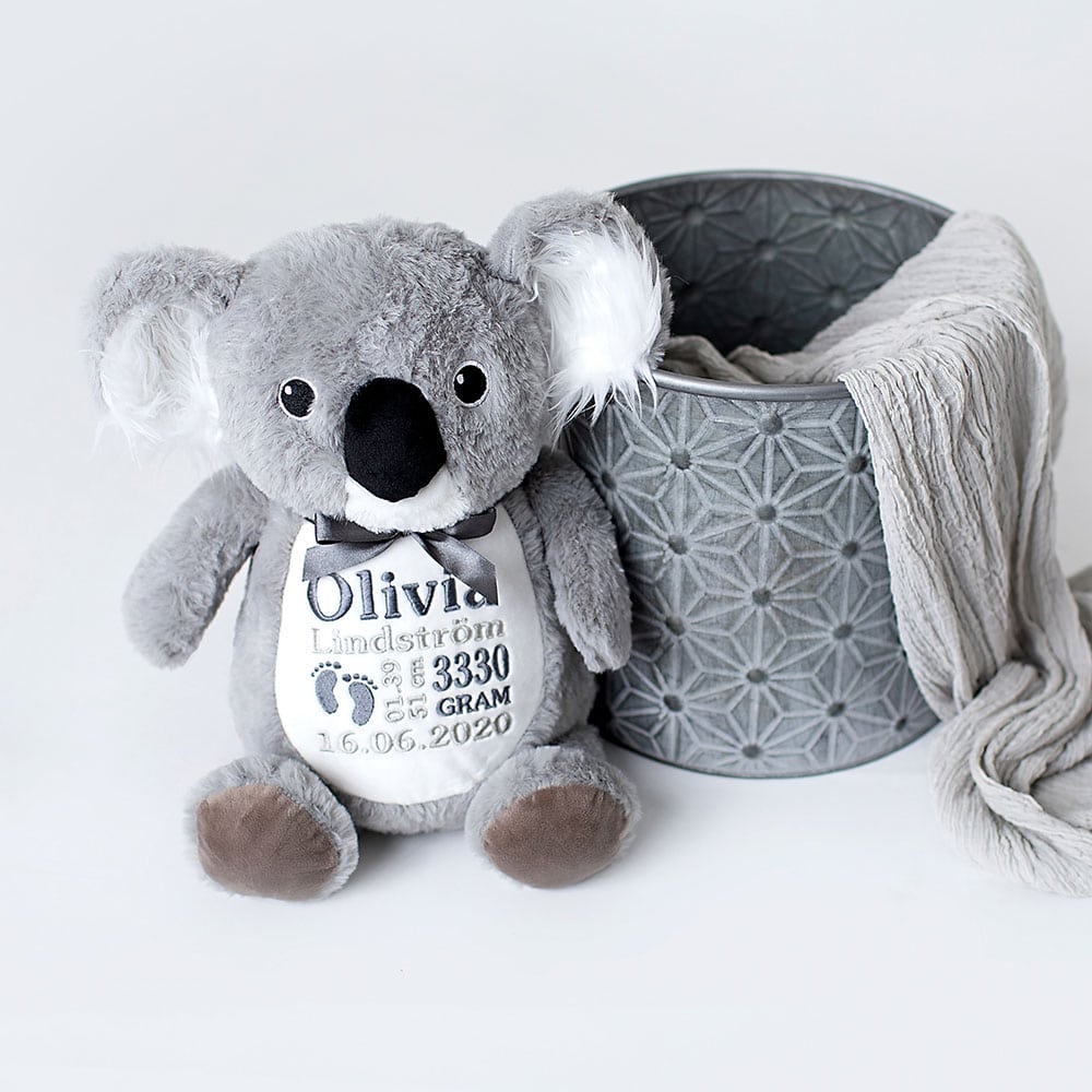 Fødselsdata brodert på kosedyr fra Teddypost