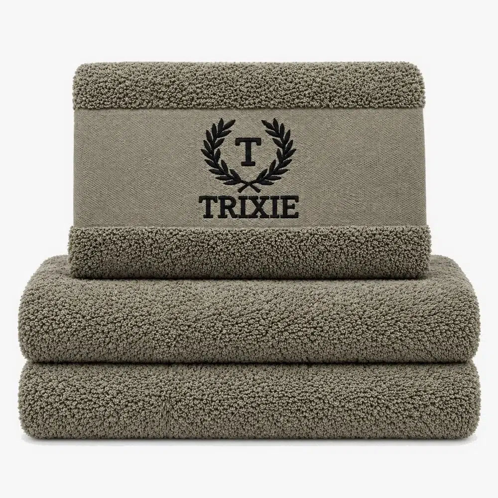 Olive green personalized towel with embroidered name Olivengrønt håndkle med brodert navn