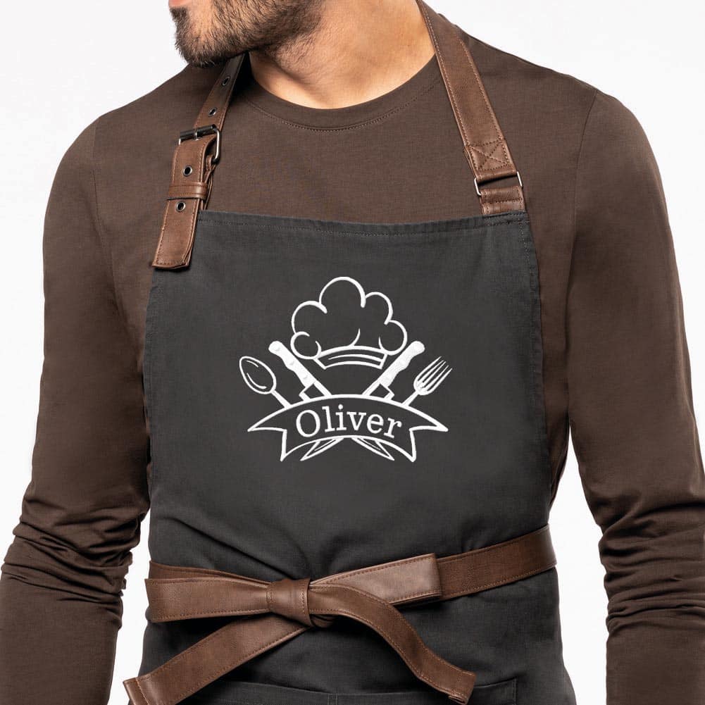 Personalized apron with name Svart stenvasket forkle med stropper og spenner i imitert skinn – Bristol