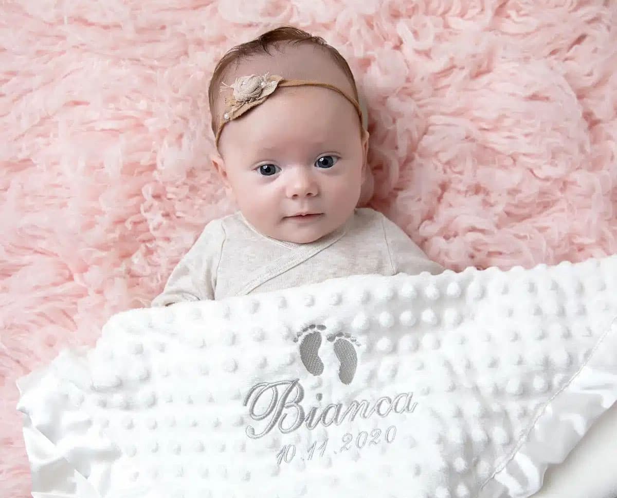 Babyteppe med brodert navn