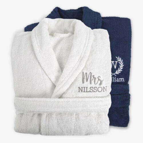 Hvit og marineblå badekåpe med navn, krans eller egen tekst