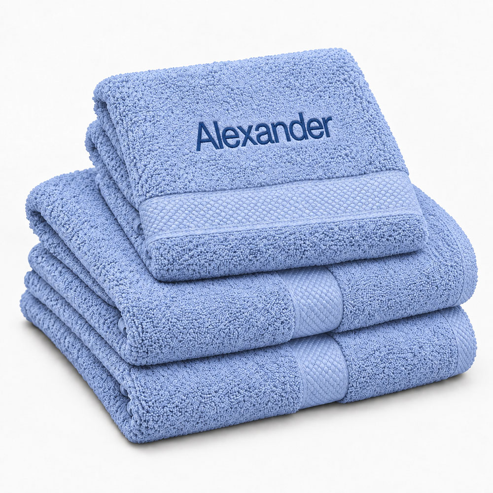 Light blue personalized towel with name Lyseblått håndkle med navn