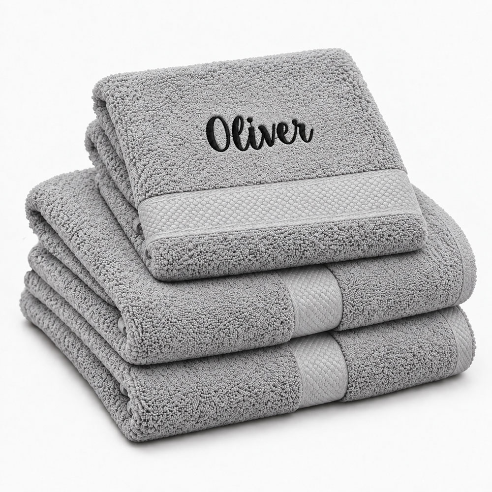 Grey personalized towel with name Grått håndkle med navn