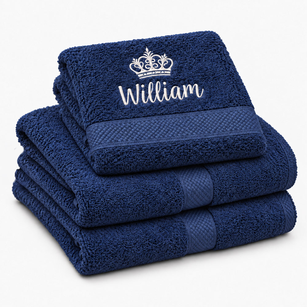 Navy personalized towel with name Marineblått håndkle med navn