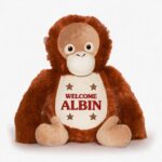 Orangutang med brodert navn på magen