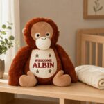 Barn med orangutang med brodert navn