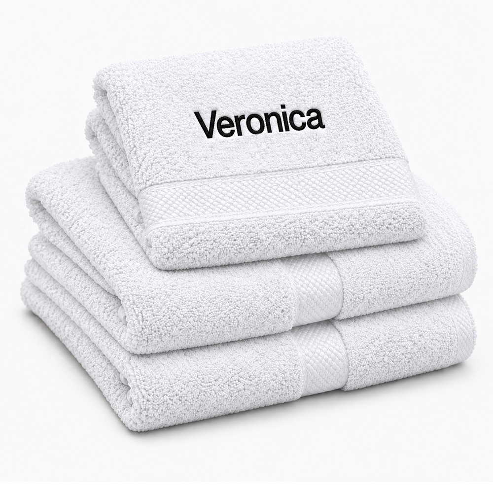 White personalized towel with name Hvitt håndkle med navn