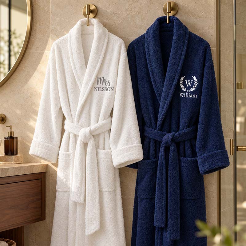 Badekåpe med krans og brodert navn