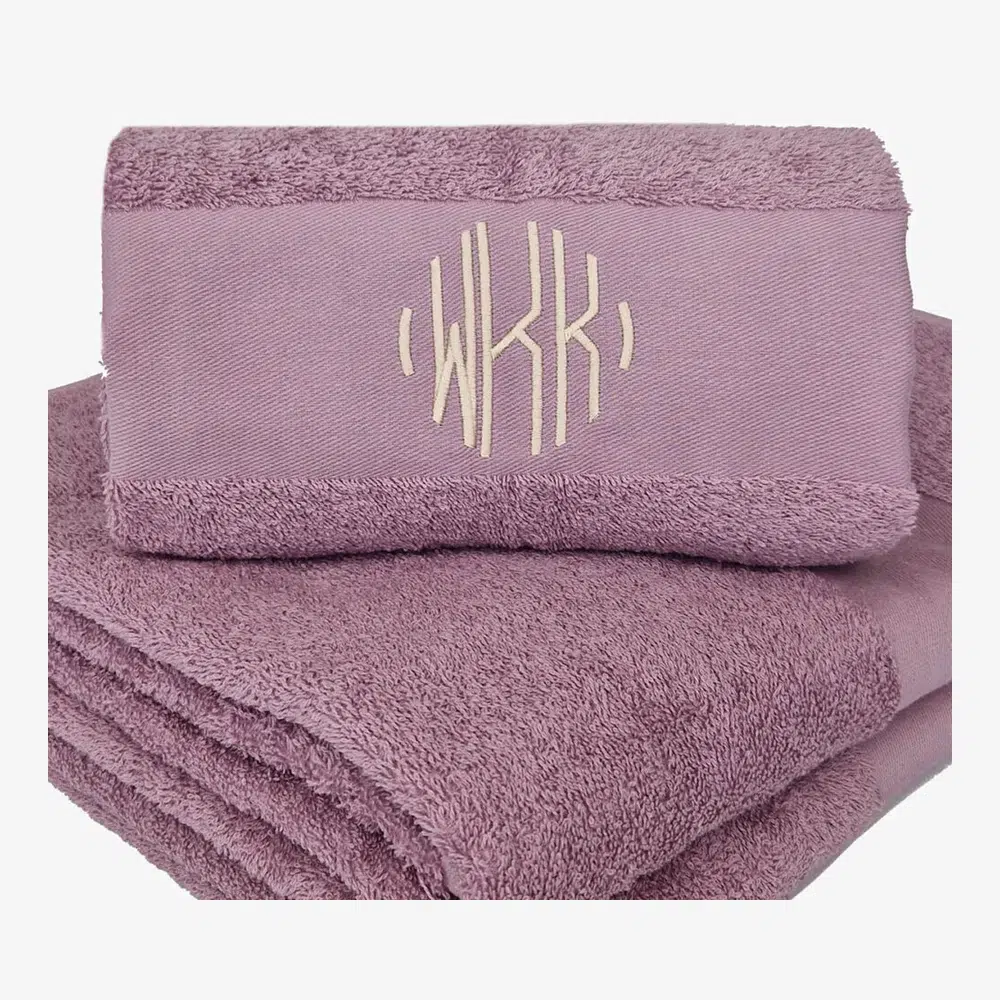 Personalized Towel in lavender color with name Lavendelfarget håndkle med navn