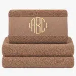 Brunt håndkle med monogram