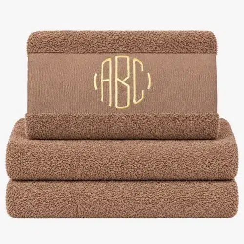 Brunt håndkle med monogram