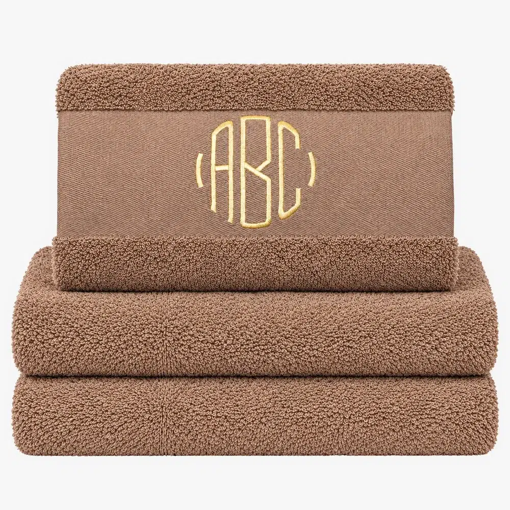 Brown towel with monogram Brunt håndkle med monogram