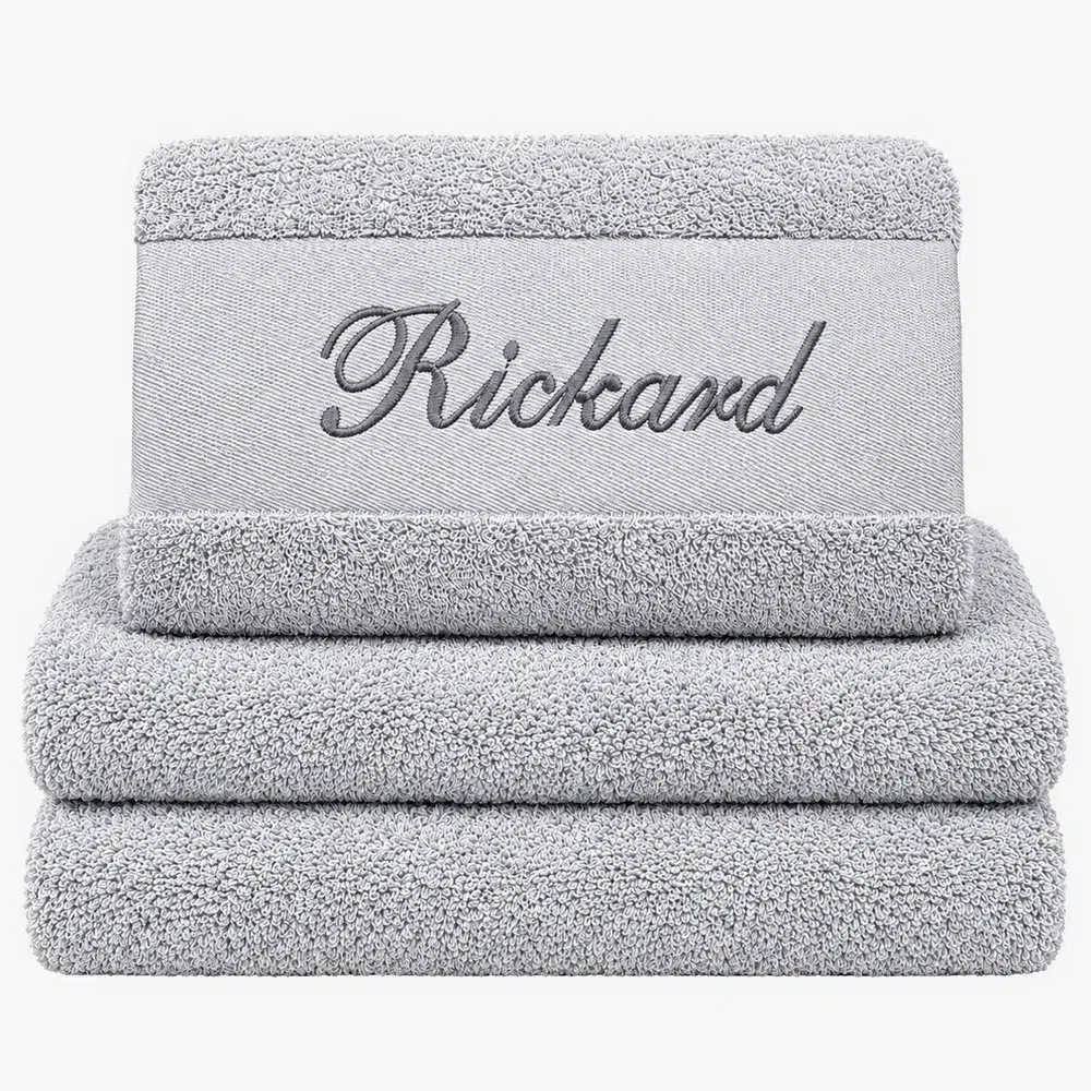 Gray towel with name and black text Grått håndkle med navn i svart tekst
