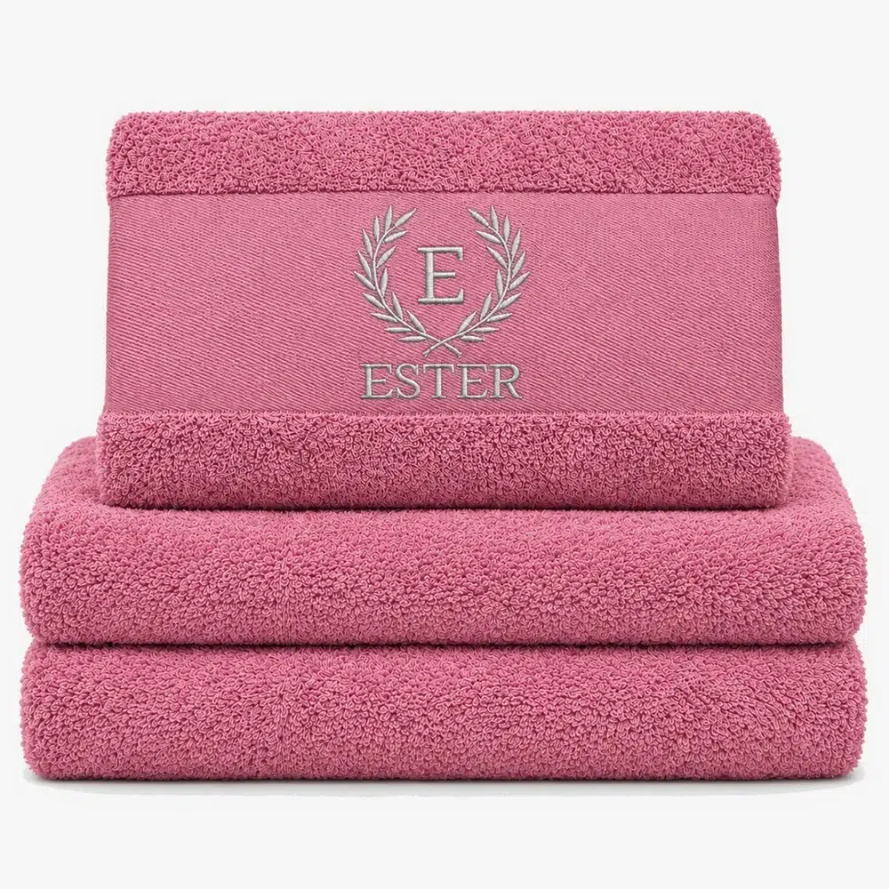 magnolia colored towel with name embroidered Magnoliafarget håndkle med brodert navn