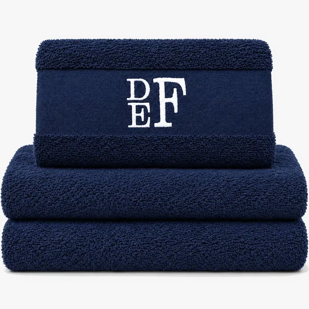 Navy blue personalized towel with embroidered name Marineblått håndkle med brodert navn