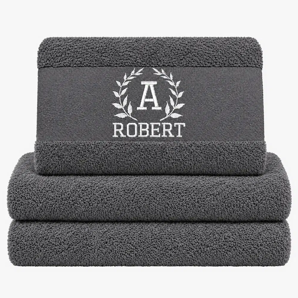 Dark gray towel with name Mørkegrått håndkle med navn