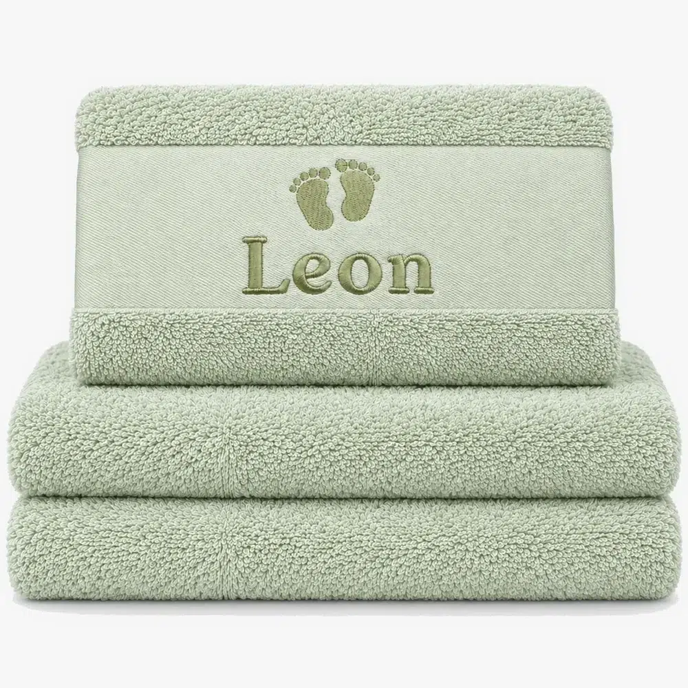 pastel mint colored towel with name embroidered Pastellmintgrønt håndkle med brodert navn