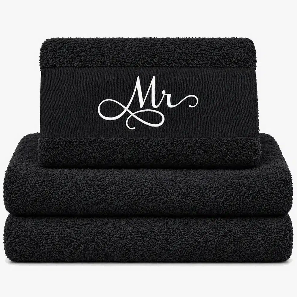 black towel with the names Mr and Mrs Svart håndkle med navnene Mr og Mrs
